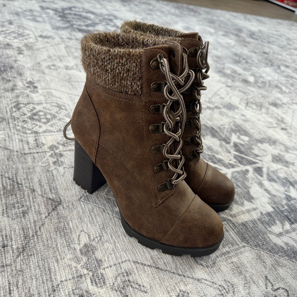 Lace brown boots - Picture 3 of 3